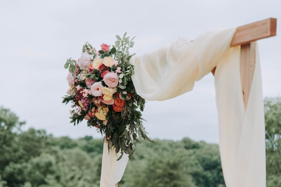 Célébration joyeuse lors d'une cérémonie de mariage